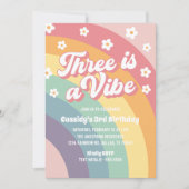 Three ist ein Vibe 70er Rainbow Daisy 3. Geburtsta Einladung (Vorderseite)