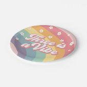 Three ist ein Vibe Retro 70er Rainbow Daisy Birthd Pappteller (Schrägansicht)