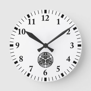 Three paulownia blooms, heads facing outward runde wanduhr