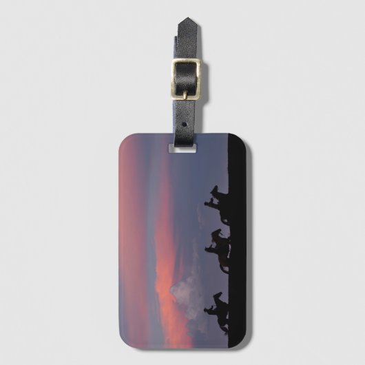 Three Riders, One Horizon Gepäckanhänger (Vorderseite Vertikal)