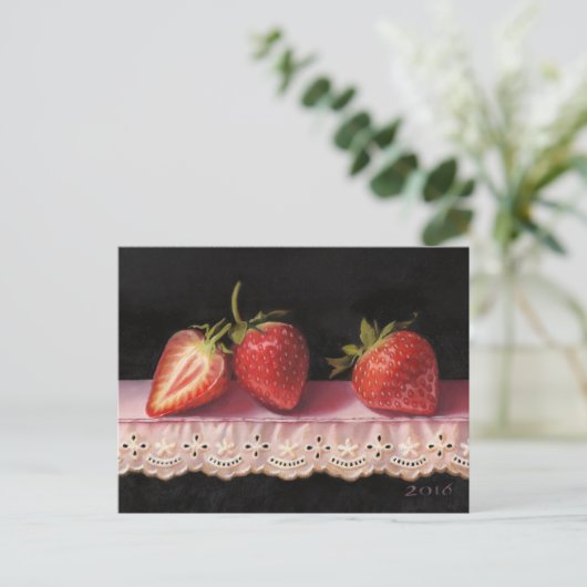 Three Strawberries on Lace Postcard Postkarte (Stehend Vorderseite)