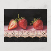 Three Strawberries on Lace Postcard Postkarte (Vorderseite)