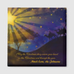 Three Wise Men & Christmas Star Kühlschrankmagnet<br><div class="desc">Die leuchtend gelben Strahlen des Weihnachtssterns beleuchten den Weg für die drei Weisen durch die Nacht. Sie reisen mit Kamel und durchqueren Hügel in einer dünn bewachsenen Landschaft, die in staubblauen und lila Tönen gehalten ist. Dieser Kühlschrankmagnet wäre ein großartiges, erschwingliches Weihnachtsgeschenk für diejenigen, die die Weihnachtsgeschichte der drei Weisen...</div>