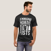 Throw Horns Not Fists - Funny Heavy Metal Devil Fa T-Shirt (Vorne ganz)
