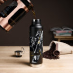 Thunderbolts* | Group Graphic Trinkflasche<br><div class="desc">Featuring the likeness of: Wyatt Russell, David Harbour, Sebastian Stan, Lewis Pullman, and Florence Pugh| Keep the Thunderbolts* close with this sharp, multi-panel design. Combining halftone textures with bold gold highlights, this graphic captures the identities of the MCU's most talented anti-heroes. It’s a sleek, tech-inspired look that fits perfectly on...</div>