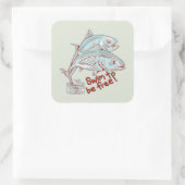 Thunfische, die eine Dose abwerfen Quadratischer Aufkleber (Tasche)