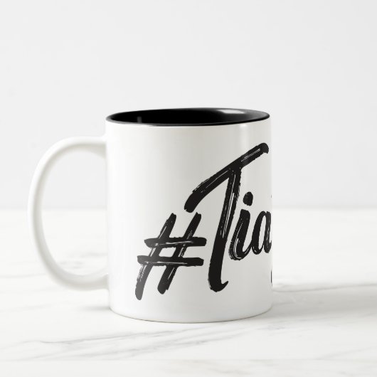 #TiaGoals, Grunge, modernes Skript Zweifarbige Tasse (Links)