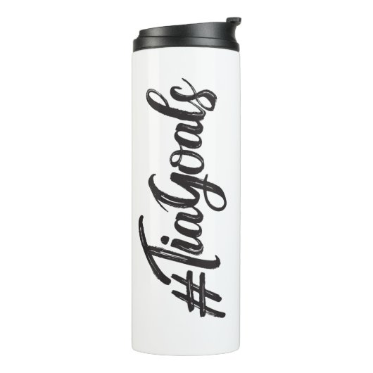 #TiaGoals, schwarzer Typ, Grunge-Skript Thermosbecher (Nach links gedreht)