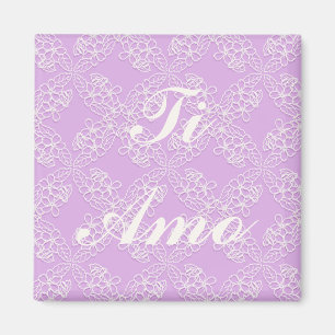 Tiamo. violettes Spitzemit blumenmuster. Text Magnet