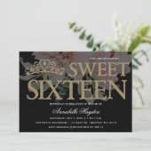 Tiara Floral Black and Gold Sweet 16 Einladung (Stehend Vorderseite)
