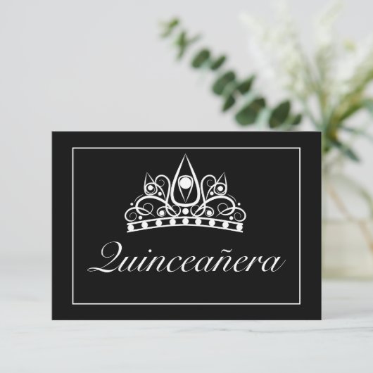 Tiara Modern Minimalistisch White Black Qinceanera RSVP Karte (Stehend Vorderseite)