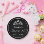 Tiara Modern Minimalistisch White Black Sweet 16 Pappteller (Party)