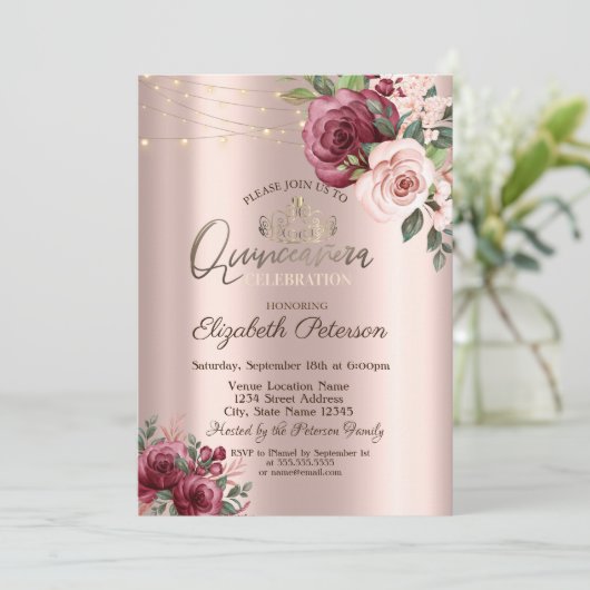 Tiara, String Lights Burgundy Rose Quinceañera Einladung (Stehend Vorderseite)