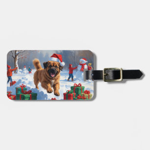 Tibet-Mastiff läuft im Schnee mit Weihnachtshut Gepäckanhänger