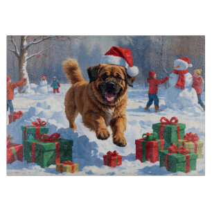 Tibet-Mastiff läuft im Schnee mit Weihnachtsmütze Schneidebrett