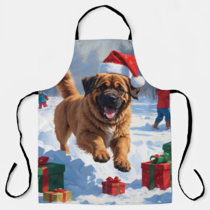 Tibet-Mastiff läuft im Schnee mit Weihnachtsmütze Schürze