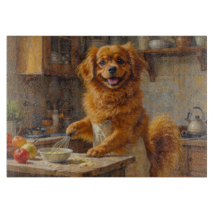 Tibet-Spaniel beim Kochen in der Küche Schneidebrett