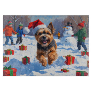 Tibet-Terrier läuft im Schnee mit Weihnachtsmütze Schneidebrett