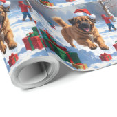 Tibetan Mastiff läuft mit Weihnachtsmut im Schnee Geschenkpapier (Rolleneckpunkt)