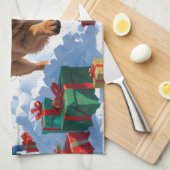 Tibetan Mastiff läuft mit Weihnachtsmut im Schnee Geschirrtuch (Viertel Falte)