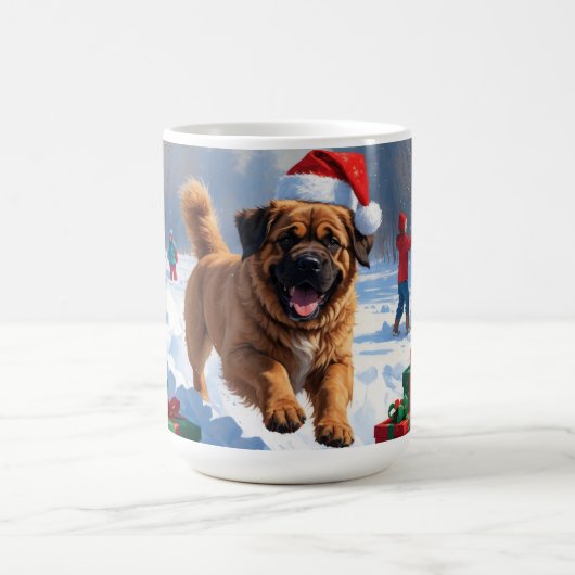 Tibetan Mastiff läuft mit Weihnachtsmut im Schnee Kaffeetasse (Mittel)