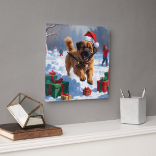 Tibetan Mastiff läuft mit Weihnachtsmut im Schnee Quadratische Wanduhr