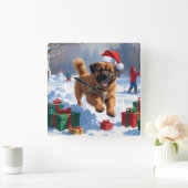 Tibetan Mastiff läuft mit Weihnachtsmut im Schnee Quadratische Wanduhr (Zuhause)