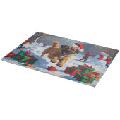 Tibetan Mastiff läuft mit Weihnachtsmut im Schnee Schneidebrett (Ecke)