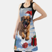 Tibetan Mastiff läuft mit Weihnachtsmut im Schnee Schürze (InSitu)