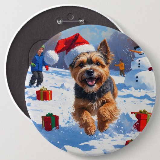 Tibetan Terrier läuft mit Weihnachtshut im Schnee Button (Vorne & Hinten)