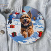 Tibetan Terrier läuft mit Weihnachtshut im Schnee Button (Beispiel)