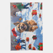 Tibetan Terrier läuft mit Weihnachtshut im Schnee Geschirrtuch (Vertikal)