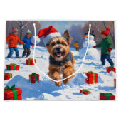 Tibetan Terrier läuft mit Weihnachtshut im Schnee Große Geschenktüte (Vorderseite)
