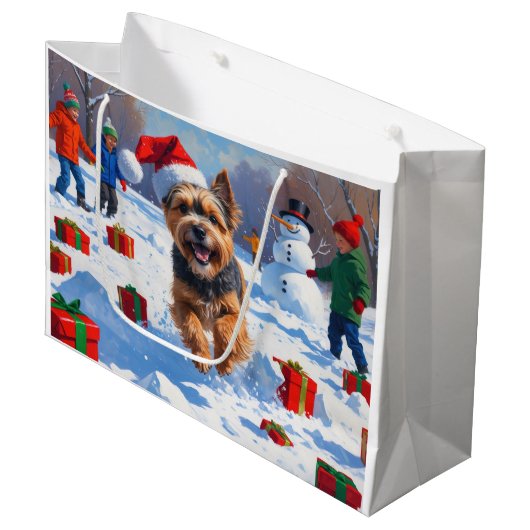 Tibetan Terrier läuft mit Weihnachtshut im Schnee Große Geschenktüte (Vorderseite Schrägansicht)