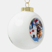 Tibetan Terrier läuft mit Weihnachtshut im Schnee Keramik Kugel-Ornament (Links)