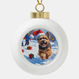 Tibetan Terrier läuft mit Weihnachtshut im Schnee Keramik Kugel-Ornament