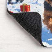 Tibetan Terrier läuft mit Weihnachtshut im Schnee Mousepad (Ecke)