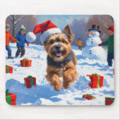 Tibetan Terrier läuft mit Weihnachtshut im Schnee Mousepad (Vorne)