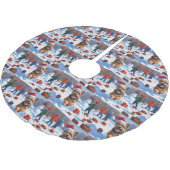 Tibetan Terrier läuft mit Weihnachtshut im Schnee Polyester Weihnachtsbaumdecke (Schrägansicht)