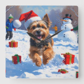 Tibetan Terrier läuft mit Weihnachtshut im Schnee Quadratische Wanduhr (Vorderseite)