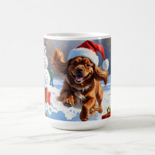 Tibetanischer Spaniel läuft im Schnee mit Weihnach Kaffeetasse
