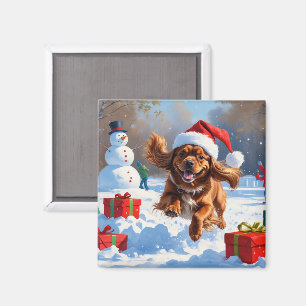 Tibetanischer Spaniel läuft im Schnee mit Weihnach Magnet