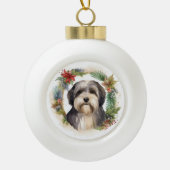 Tibeter Terrier Weihnachtskranz Festliche Jungfrau Keramik Kugel-Ornament (Vorderseite)
