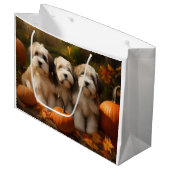 Tibeter Terrier Welpe Herbst Kürbis Große Geschenktüte (Vorderseite Schrägansicht)