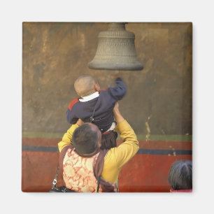 tibetisch-buddhistischer Mönch, der einen Jungen z Magnet