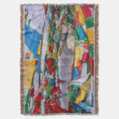 tibetische Landschaft mit Gebetsfahnen - Himalaya Decke (Vorderseite Vertikal)