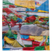 tibetische Landschaft mit Gebetsfahnen - Himalaya Duschvorhang (Vorderseite)