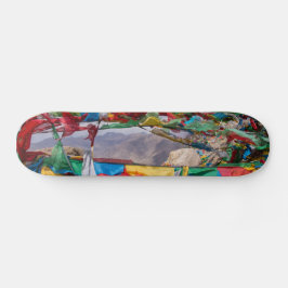 tibetische Landschaft mit Gebetsfahnen - Himalaya Skateboard