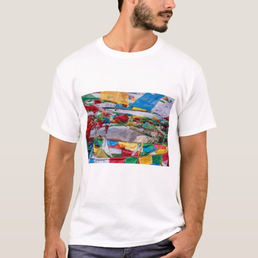 tibetische Landschaft mit Gebetsfahnen - Himalaya T-Shirt (Vorderseite)