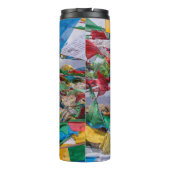 tibetische Landschaft mit Gebetsfahnen - Himalaya Thermosbecher (Rückseite)